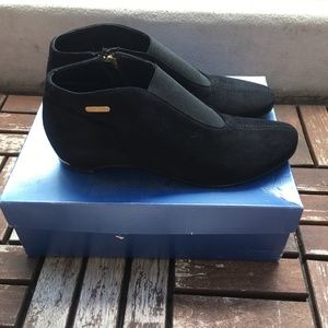 Nila & Nila black suede booties